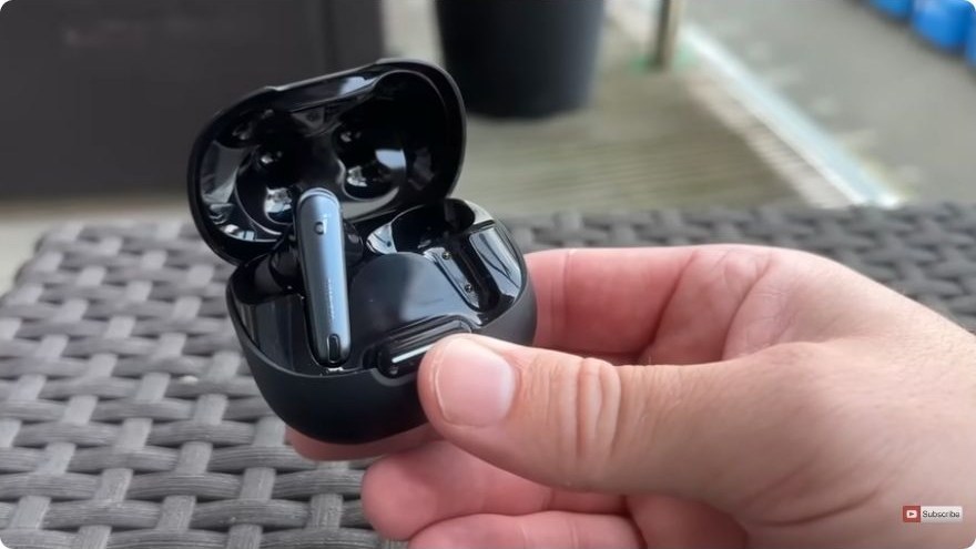 创作者合作视频中的 Anker Soundcore 耳机与充电盒特写