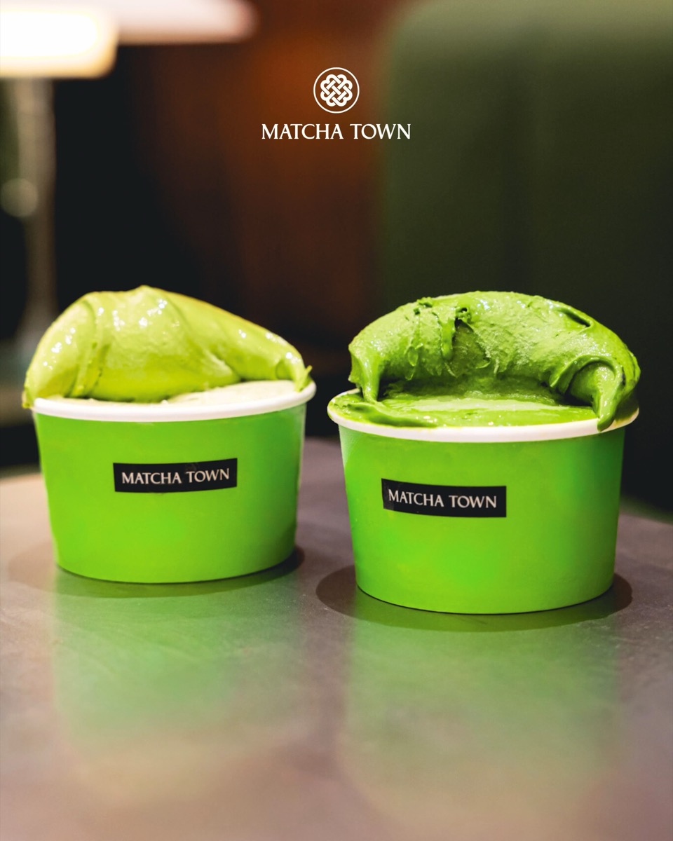 Matcha Town 标志性绿杯中的抹茶冰淇淋